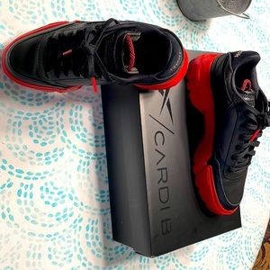 Reebok tennis shoe casual. (Club Cardi B black/red)
